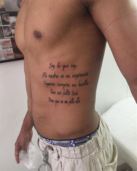 Tatuajes de letras en las costillas